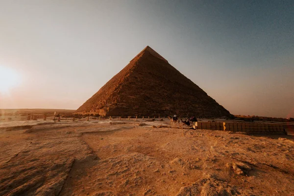 日落天空下沙漠中的金字塔景观 — 图库照片
