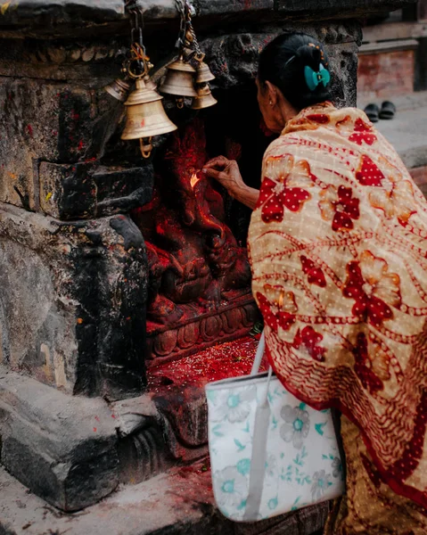 Otantik Giyim Yaşlı Nepalli Kadın Arka Görünüm — Stok fotoğraf