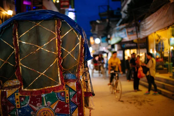 Rickshaw Decorado Moviéndose Calle Por Noche — Foto de Stock