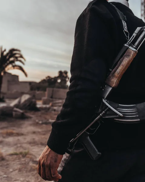Erschossener Mann mit Waffe steht auf Straße — Stockbild Erschossener Mann Mit Waffe Steht Auf Straße — Stockfoto