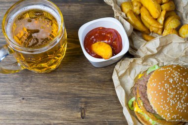 Fast food ve soğutulmuş bardak taze hafif bira...