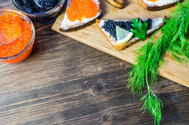 Kırmızı ve siyah havyar ile şenlikli sandviç. Sağlıklı ve lezzetli yemekler...