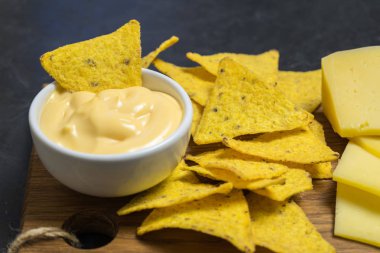 Nacho tortilla cips Mısır. Peynirli cips. metniniz için yer...