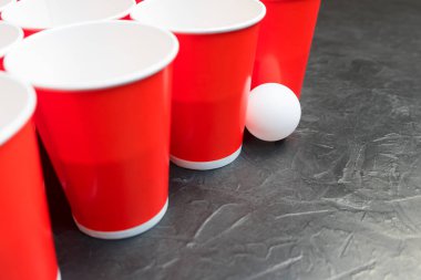 Bira pong. Popüler oyun partilerde. Metniniz için yer..