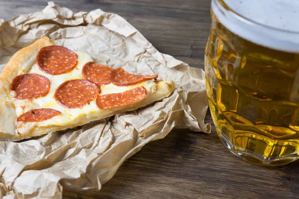 Cerveza Ligera Vidrio Pizza Italiana Fragante — Foto de Stock