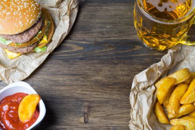 Fast food ve soğutulmuş bardak taze hafif bira...