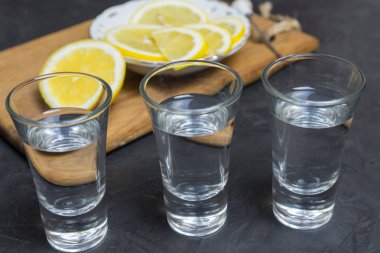 Bardak votka. Ve limon bir tabağa dilimleme. Metniniz için yer.,,