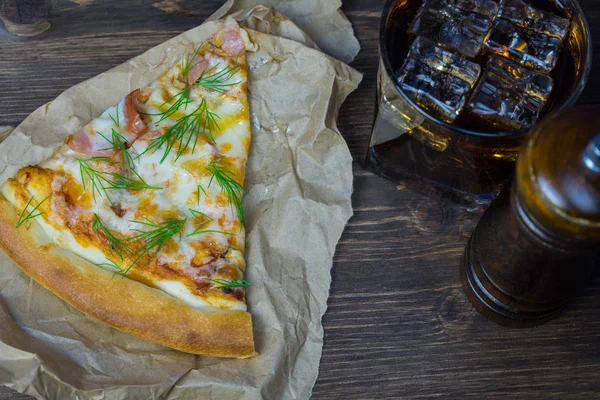 Вкусная Пицца Стаканом Холодной Колы Льдом — стоковое фото