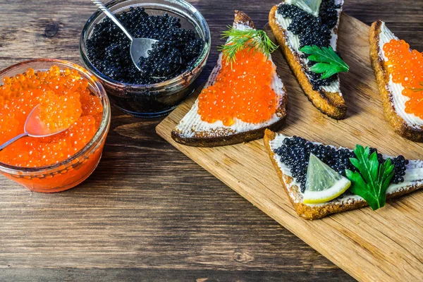 Sanduíches Festivos Com Caviar Vermelho Preto Comida Saudável Saborosa — Fotografia de Stock