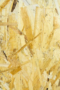 Sıkıştırılmış talaş parçalarıyla bir kontrplak tabakası.