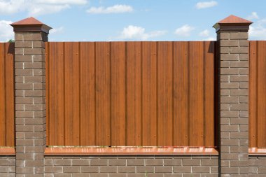 Tuğla sütun içeren metal çit özel alan.