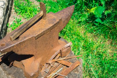 Eski örs. Soğuk çelik yapma unutulmuş sanatı.