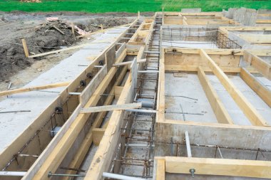 Evin altında temel beton üretim çıkarılabilir bir kereste kullanımı ile.