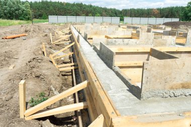 Evin altında temel beton üretim çıkarılabilir bir kereste kullanımı ile.