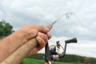 Balık tutma iplik heyecan verici bir etkinliktir. Spor balıkçılık.
