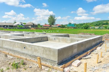 Evin altında temel beton üretim çıkarılabilir bir kereste kullanımı ile.