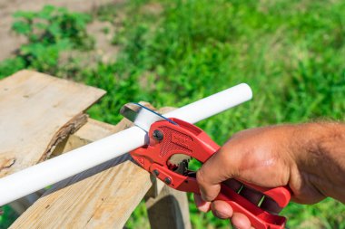 Resmi özel kırmızı makas tarafından plastik boru kesme