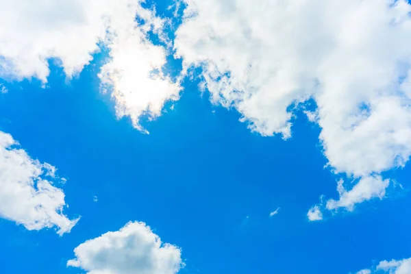 Bulutlu Mavi Gökyüzü Parlak Güneş — Stok fotoğraf