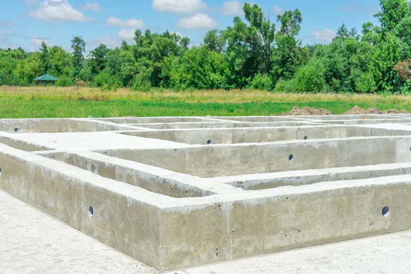 Evin altında temel beton üretim çıkarılabilir bir kereste kullanımı ile.