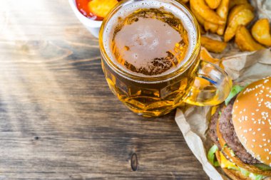 Fast food ve soğutulmuş bardak taze hafif bira.