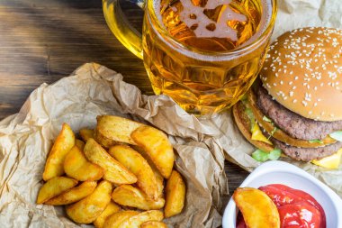 Fast food ve soğutulmuş bardak taze hafif bira.