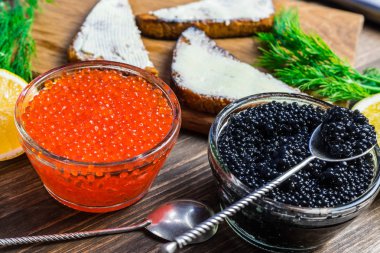 Kırmızı ve siyah havyar ile şenlikli sandviç. Sağlıklı ve lezzetli yemekler.