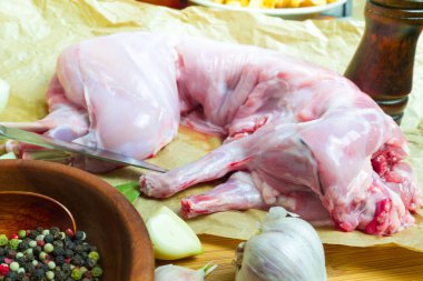 Tavşan eti. Sağlıklı ve lezzetli bir tabak taze tavşan hazırlanabilir. Tavşan eti kızartma için hazırlanıyor.