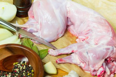 Tavşan eti. Sağlıklı ve lezzetli bir tabak taze tavşan hazırlanabilir. Tavşan eti kızartma için hazırlanıyor.