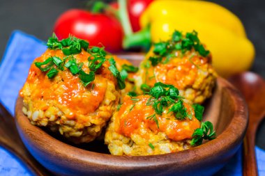 Pirinç ve et ahşap bir tabak içinde köfteyle. Metniniz için yer.