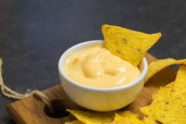 Nacho tortilla cips Mısır. Peynirli cips. metniniz için yer.