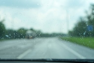 Islak cam arabanın. Şu anda sokakta yağmur yağdığında arabadaki fotoğraf.