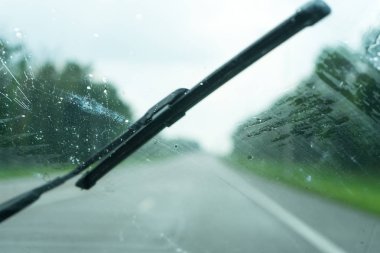 Islak cam arabanın. Şu anda sokakta yağmur yağdığında arabadaki fotoğraf.