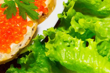 Kırmızı havyar sandviç üzerinde. Pahalı ve sağlıklı gıda.