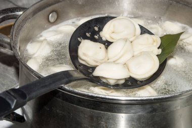 Köfte baharat ve defne yaprağı ile tencerede güveç.