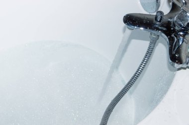 Rahatlatıcı banyo köpüğü ile hazırlanılıyor.