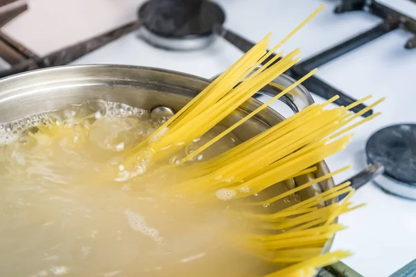 Спагетти Приготовленные Кипящей Воде Газовой Плите Традиционная Итальянская Кухня — стоковое фото