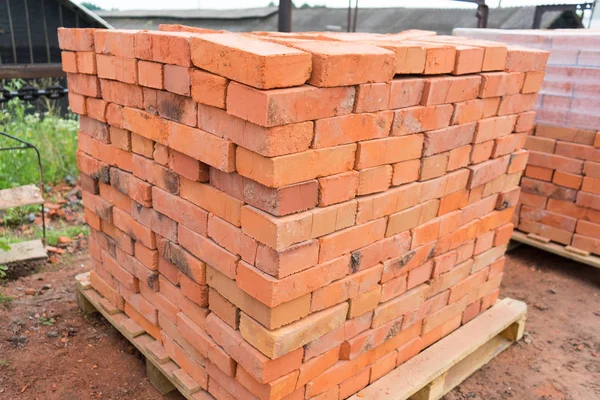 砖块堆放在木托盘上 准备出售 粘土砖是一种生态建材 — 图库照片