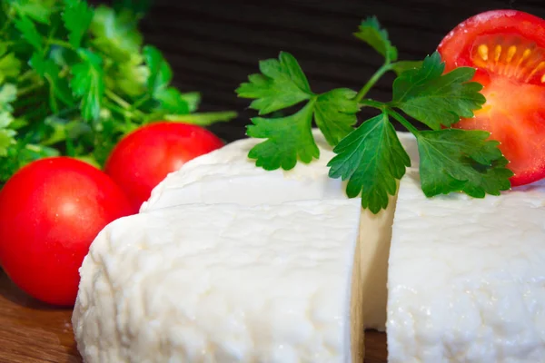 Fresh Cheese Excellent Taste Aroma Cheese Wooden Cutting Board Tomatoes — Stock Photo, Image