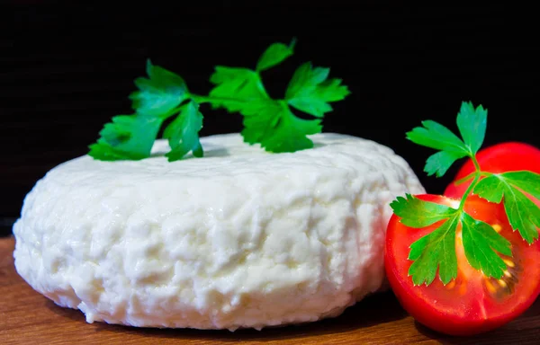 Fresh Cheese Excellent Taste Aroma Cheese Wooden Cutting Board Tomatoes — Stock Photo, Image