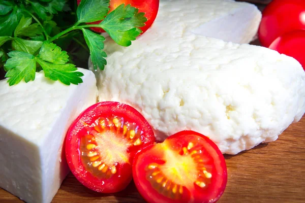 Fresh Cheese Excellent Taste Aroma Cheese Wooden Cutting Board Tomatoes — Stock Photo, Image