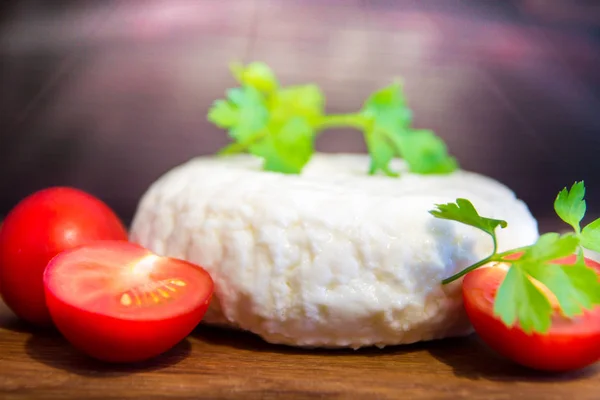 Queso Fresco Con Excelente Sabor Aroma Queso Sobre Tabla Cortar —  Fotos de Stock