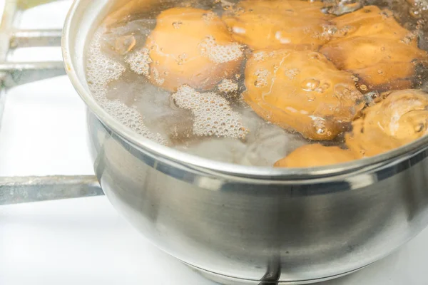 Hühnereier Kochen Wasser Pfanne Mit Dem Produkt Auf Einem Gasherd — Stockfoto