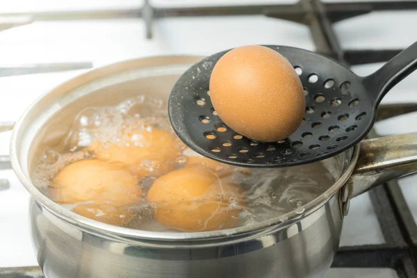 Куриные Яйца Кипят Воде Сковорода Продуктом Газовой Плите — стоковое фото