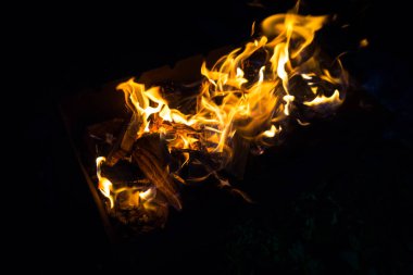 Şiş ızgara ızgara gece tutuşturmak için.
