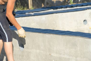 Tahtadan yapılmış bir ev inşaatı için Vakfın su yalıtımı.