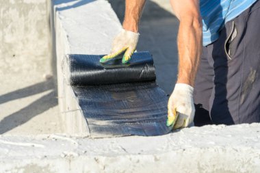 Tahtadan yapılmış bir ev inşaatı için Vakfın su yalıtımı.