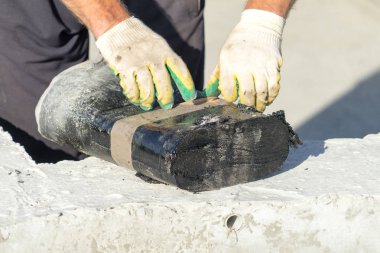 Tahtadan yapılmış bir ev inşaatı için Vakfın su yalıtımı.