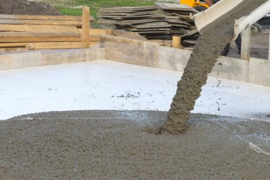 Beton Mikser betondan dökülen. Beton dökme insanlar çalışmalarını.