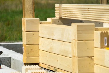 Ahşap bir ev inşaatı lamine kaplama kereste.