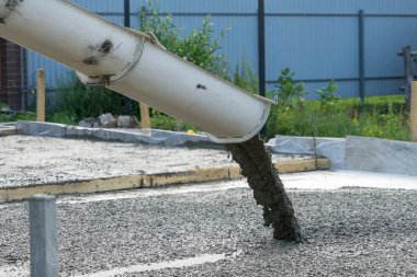 Beton Mikser betondan dökülen. Beton dökme insanlar çalışmalarını.